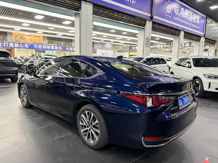 Фото 8 - Lexus ES