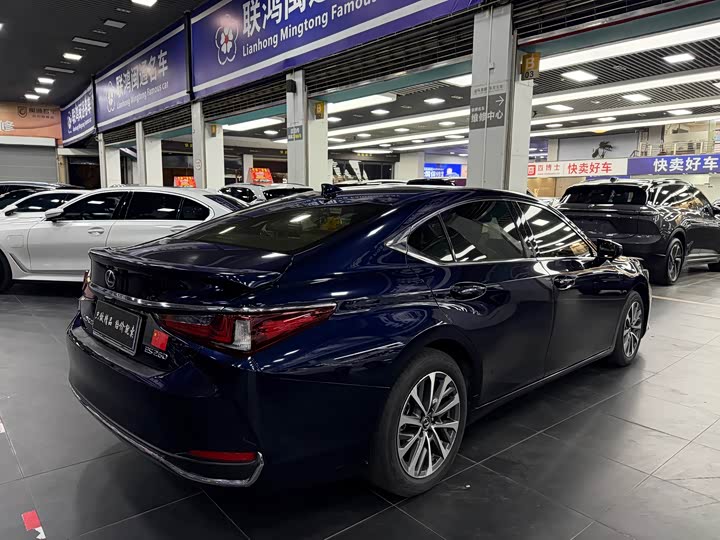 Фото 9 - Lexus ES