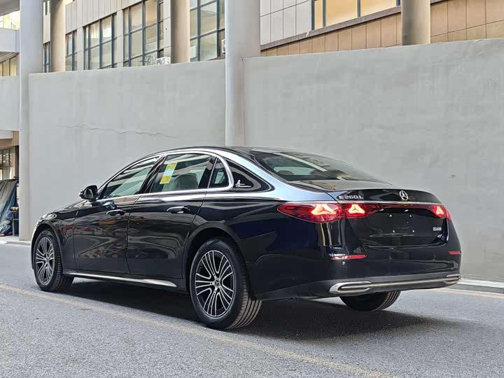 Фото 4 - Mercedes-Benz E-Class