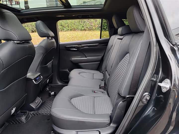 Фото 8 - Toyota Crown Kluger