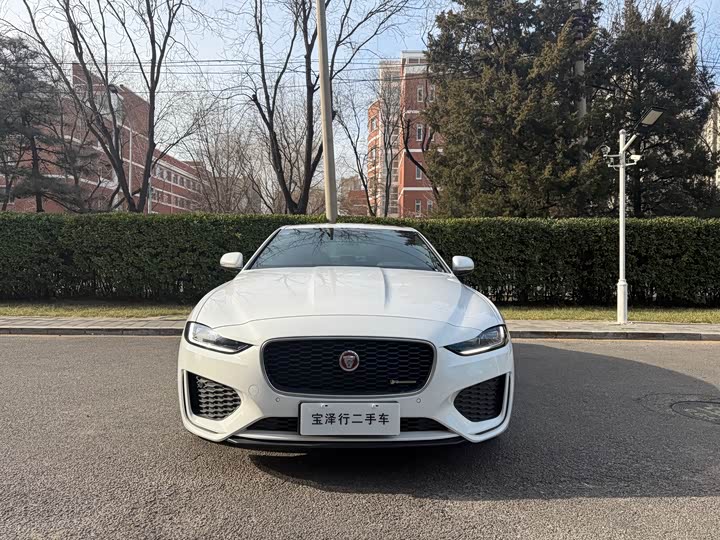 Фото 2 - Jaguar XE L