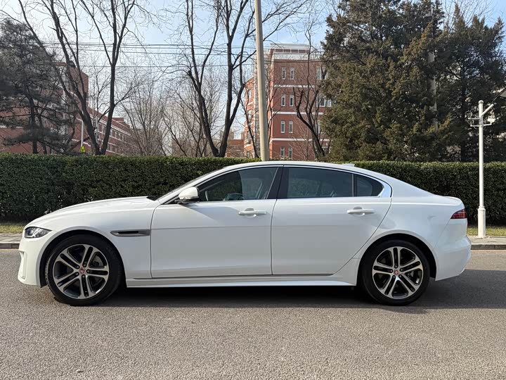 Фото 3 - Jaguar XE L