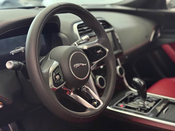 Фото 4 - Jaguar XE L