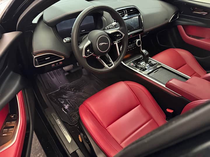 Фото 6 - Jaguar XE L