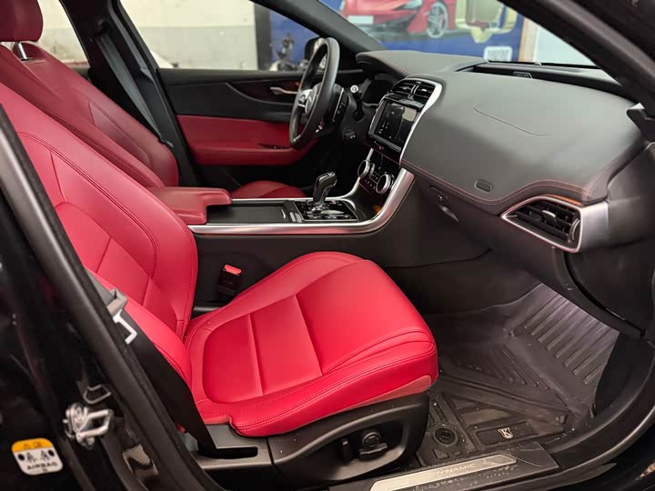 Фото 9 - Jaguar XE L