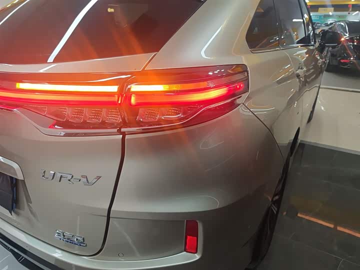 Фото 8 - Honda UR-V