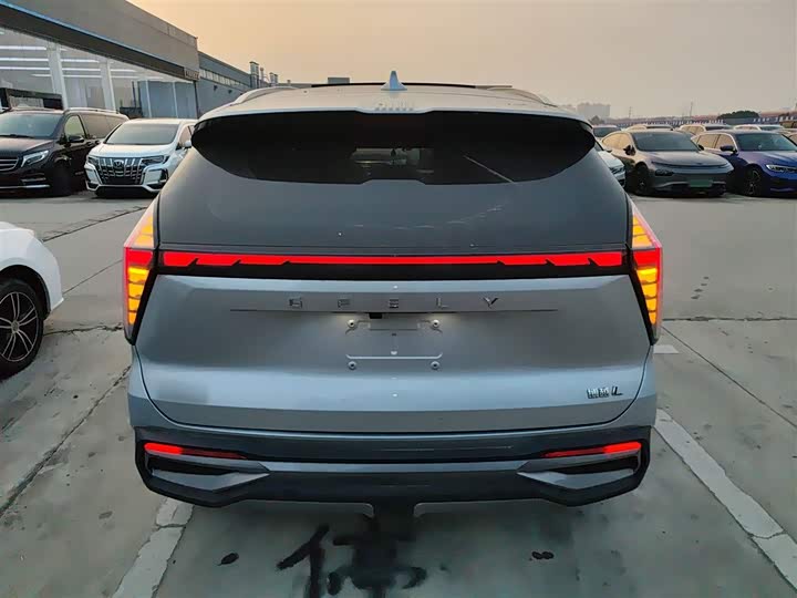 Фото 6 - Geely Atlas L