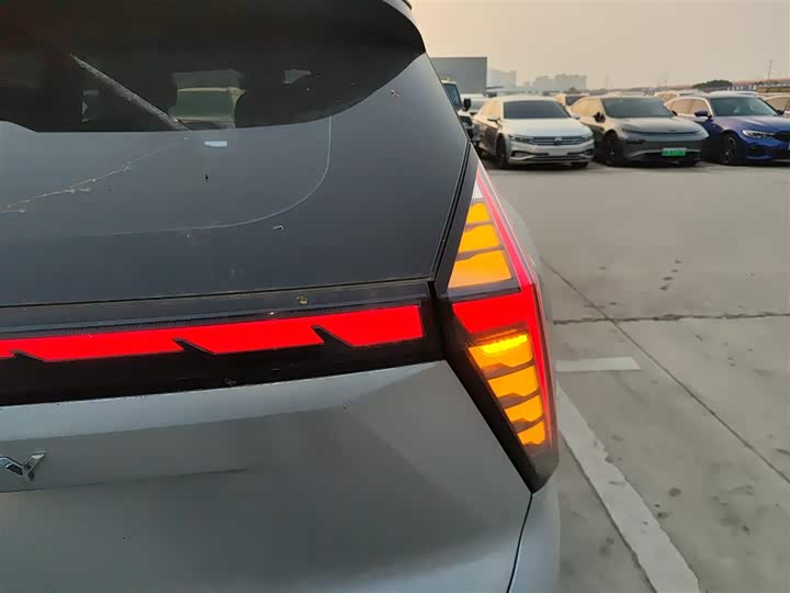 Фото 8 - Geely Atlas L