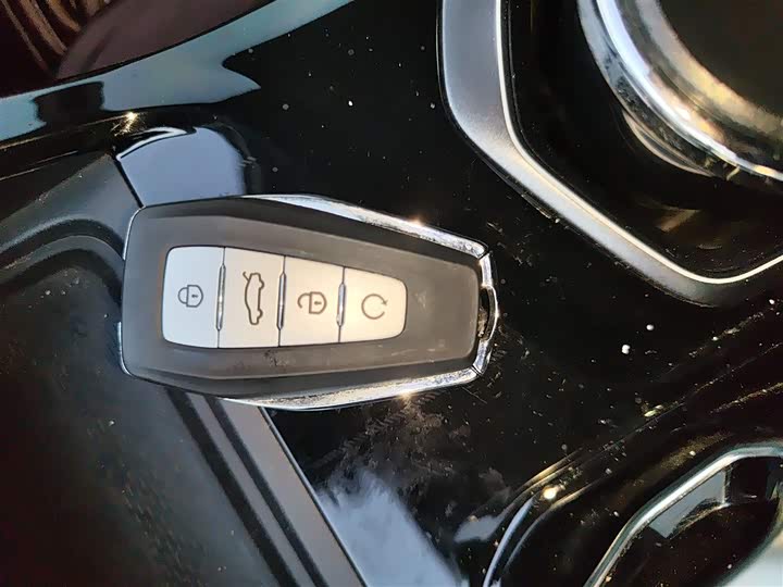 Фото 9 - Geely Atlas L