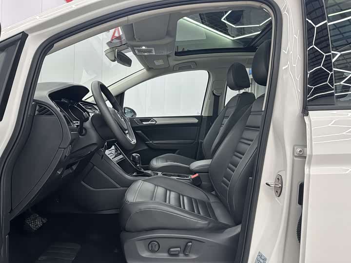 Фото 4 - Volkswagen Touran L