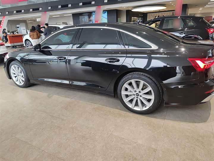 Фото 5 - Audi A6L