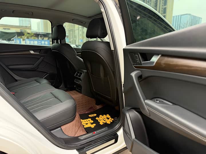 Фото 8 - Audi Q5L