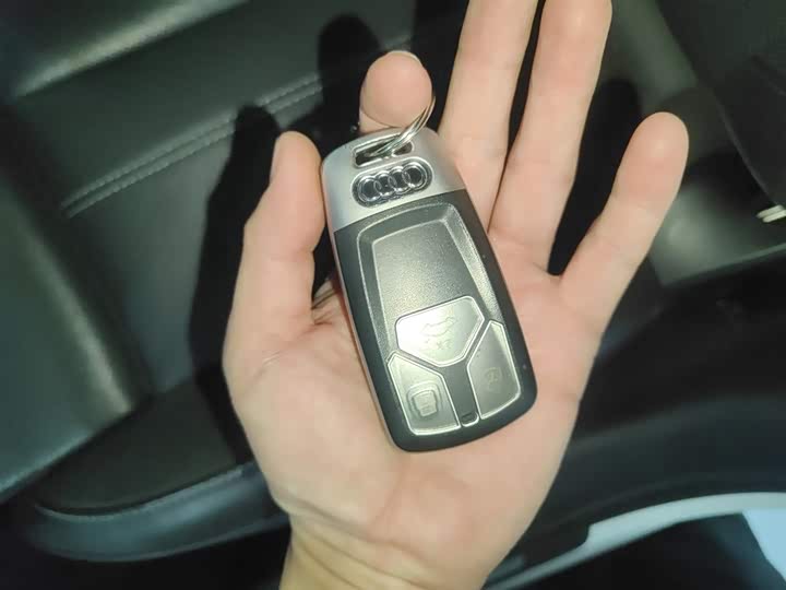 Фото 9 - Audi A4L