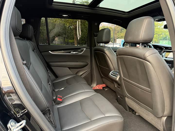 Фото 8 - Cadillac XT6