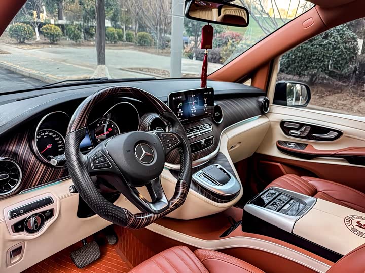 Фото 5 - Mercedes-Benz V-Class