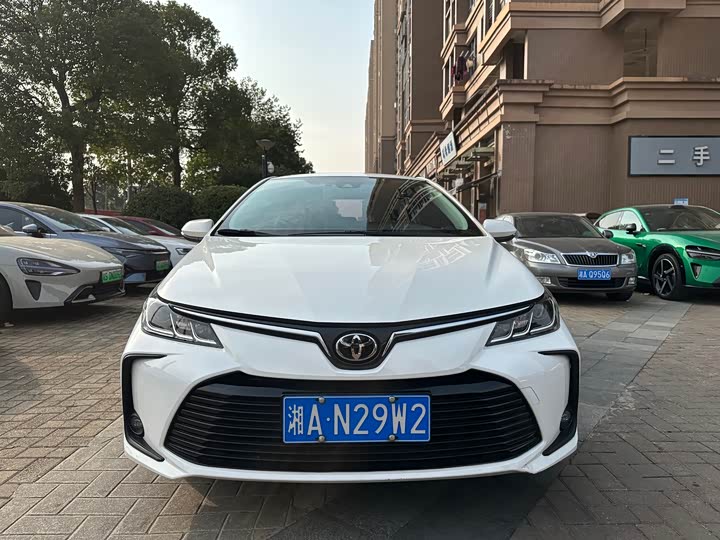 Фото 2 - Toyota Corolla