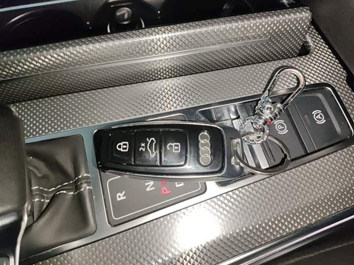 Фото 9 - Audi A6L