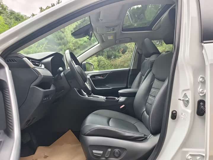 Фото 4 - Toyota RAV4