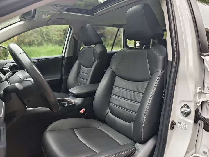 Фото 5 - Toyota RAV4