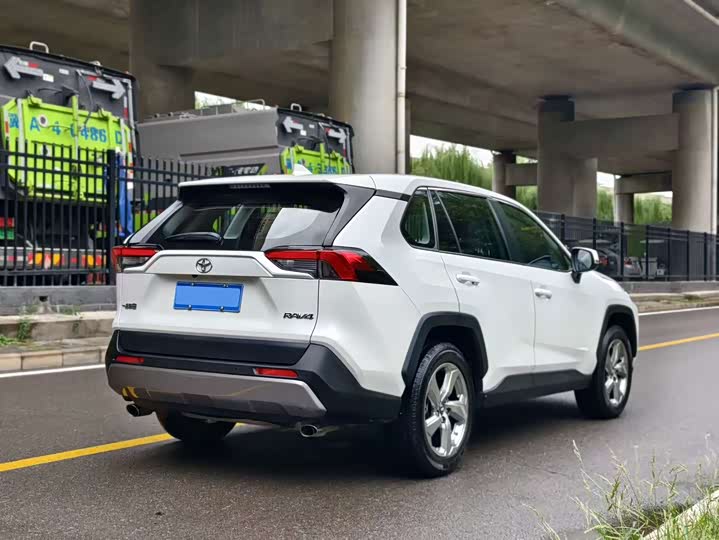 Фото 7 - Toyota RAV4