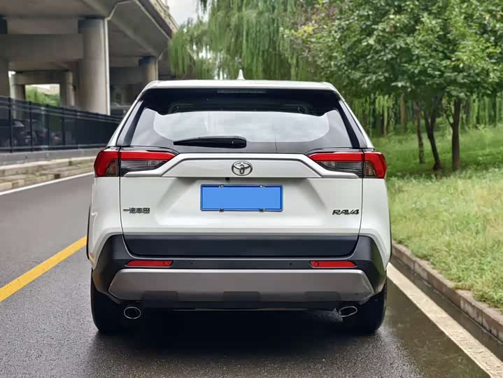 Фото 8 - Toyota RAV4