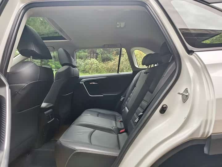 Фото 9 - Toyota RAV4