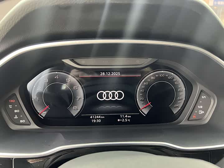 Фото 8 - Audi Q3
