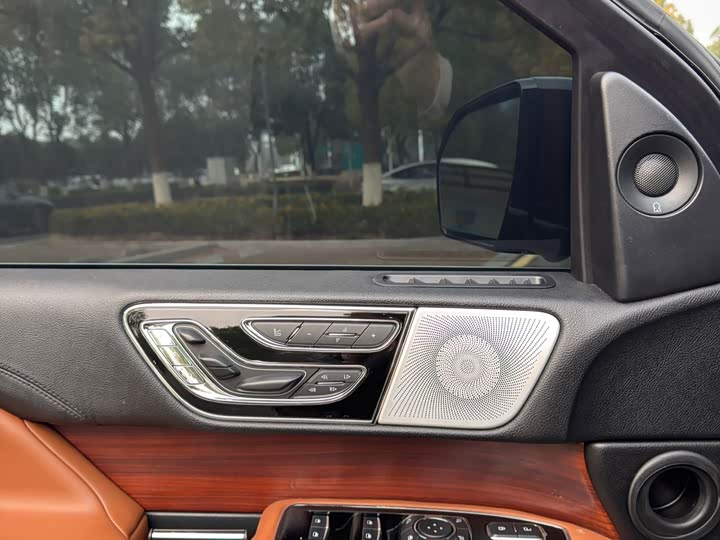 Фото 4 - Lincoln Navigator