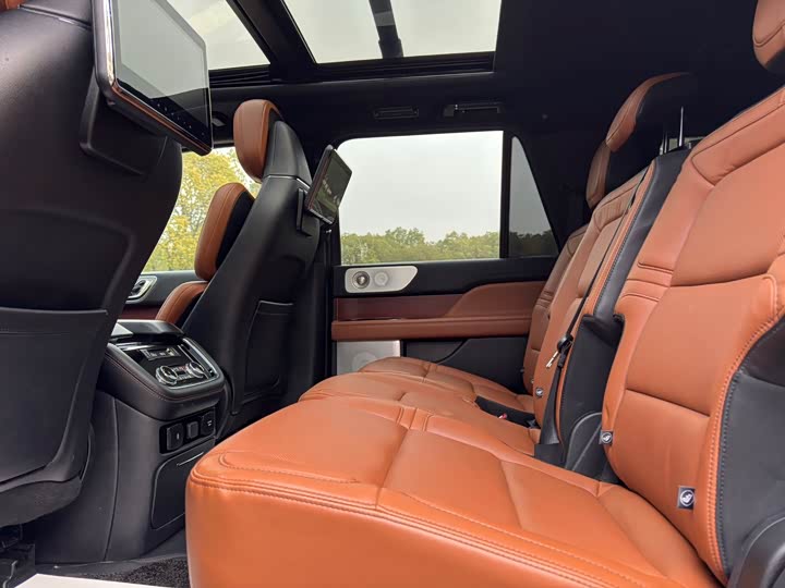 Фото 7 - Lincoln Navigator