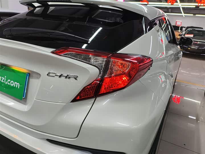 Фото 8 - Toyota C-HR