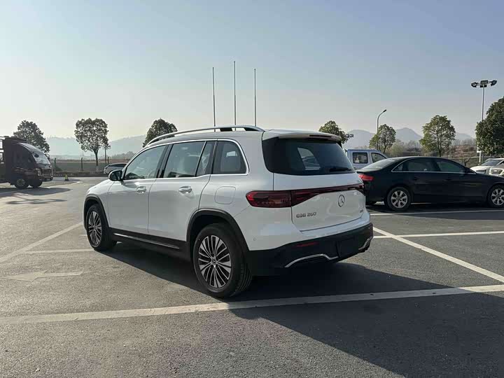 Фото 4 - Mercedes-Benz EQB