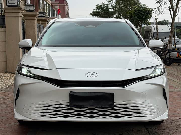 Фото 2 - Toyota Camry