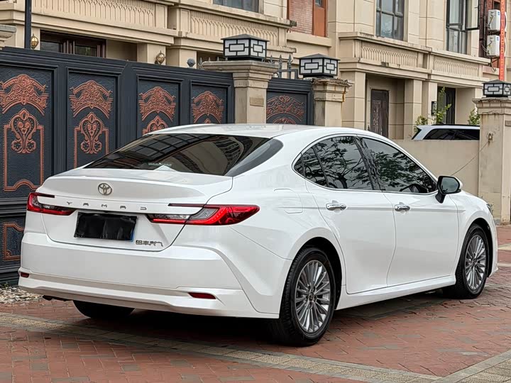 Фото 8 - Toyota Camry