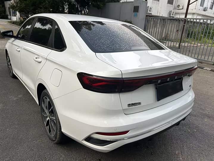 Фото 9 - Geely Emgrand