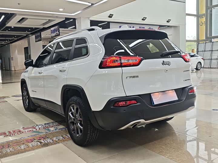 Фото 4 - Jeep Cherokee