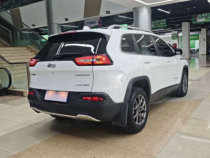 Фото 6 - Jeep Cherokee