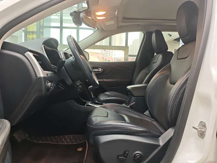 Фото 7 - Jeep Cherokee