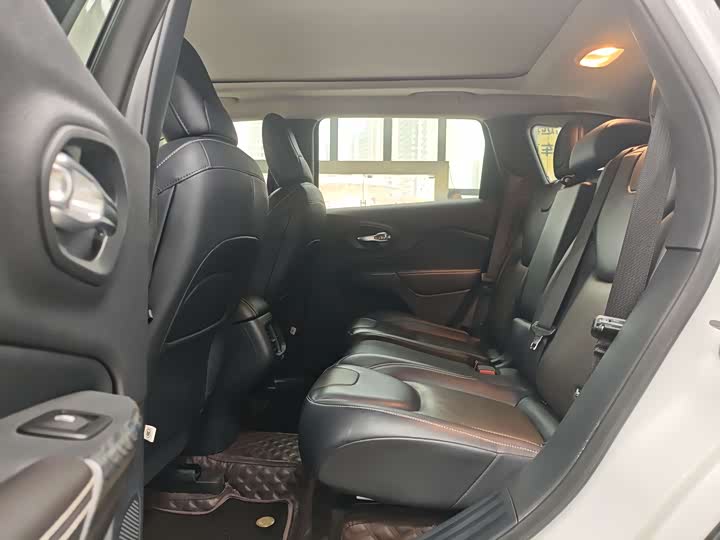 Фото 8 - Jeep Cherokee