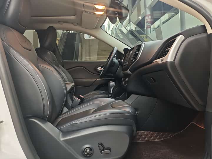 Фото 9 - Jeep Cherokee