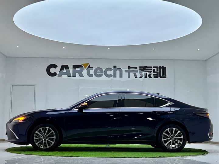 Фото 2 - Lexus ES