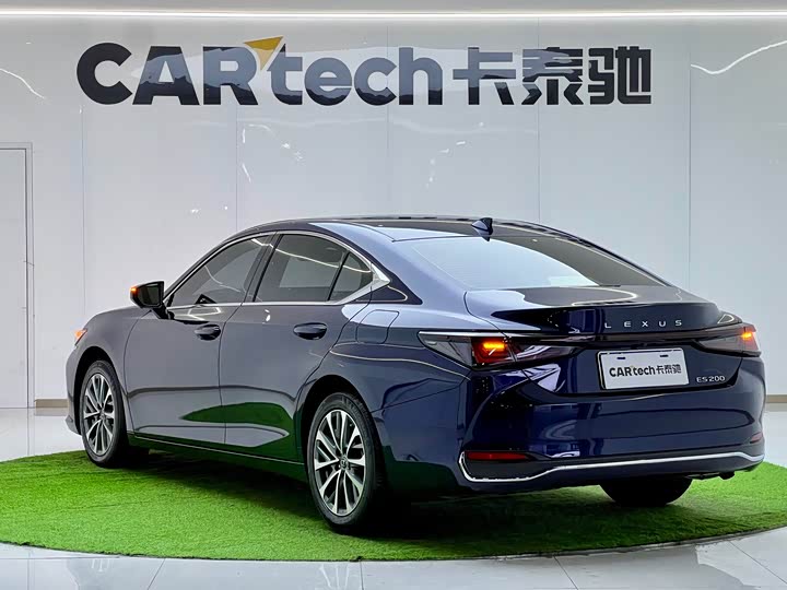 Фото 3 - Lexus ES