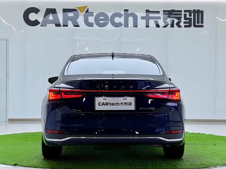 Фото 9 - Lexus ES