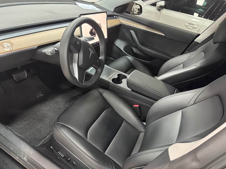 Фото 4 - Tesla Model 3