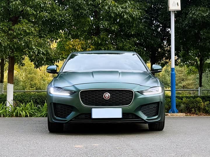 Фото 2 - Jaguar XE L