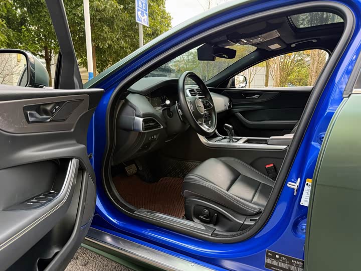 Фото 6 - Jaguar XE L