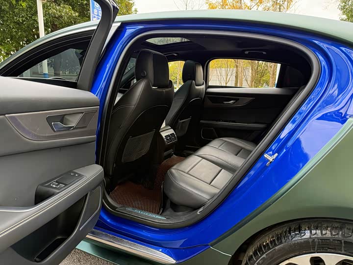 Фото 7 - Jaguar XE L