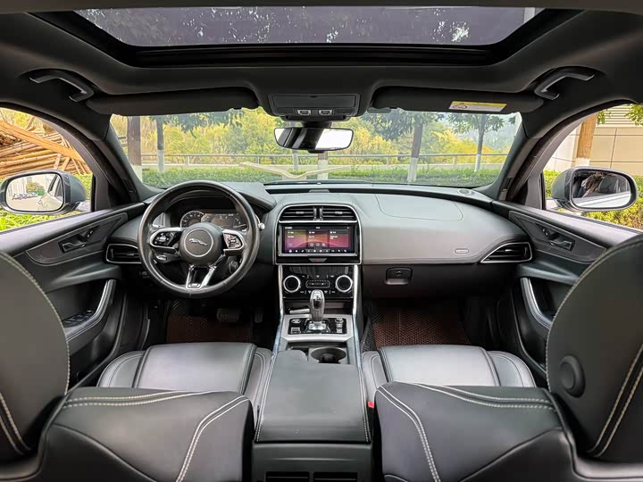 Фото 8 - Jaguar XE L