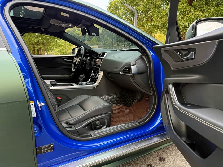 Фото 9 - Jaguar XE L