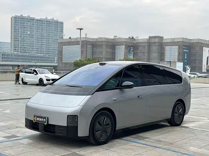 Фото 1 - LiXiang Mega