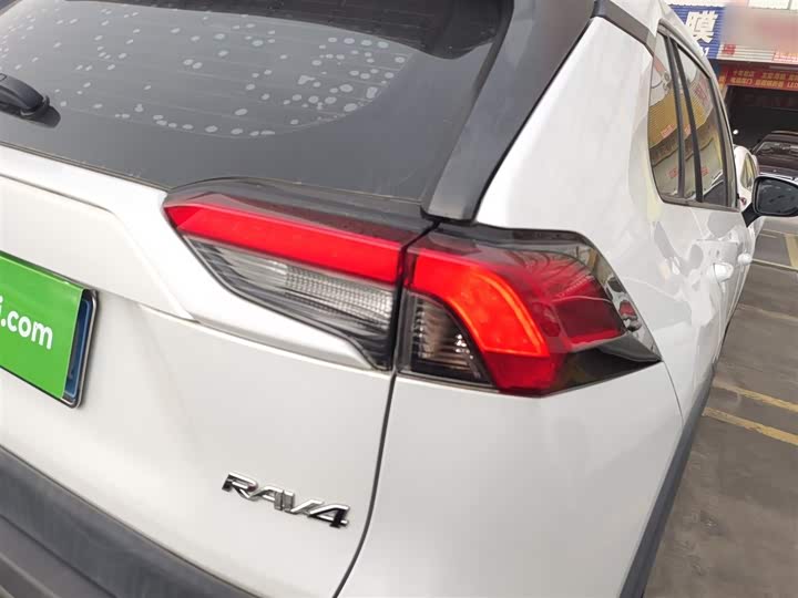 Фото 8 - Toyota RAV4